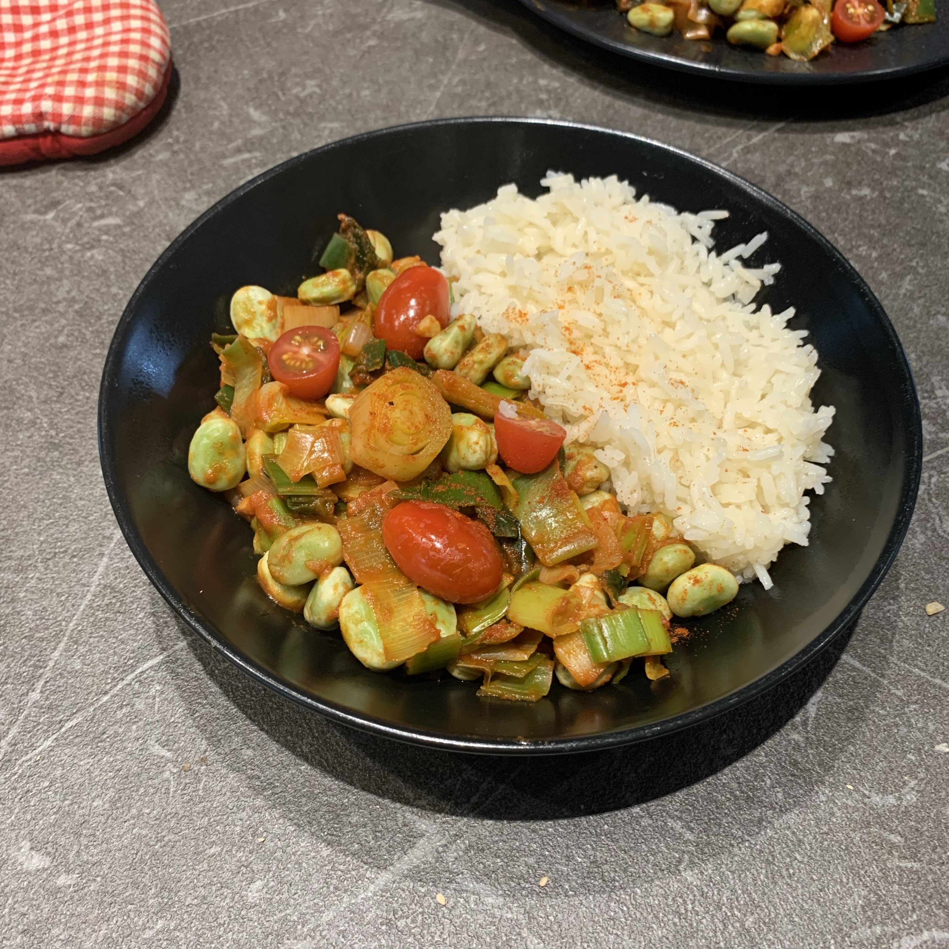 Fondue de poireaux à la tomate et aux fèves