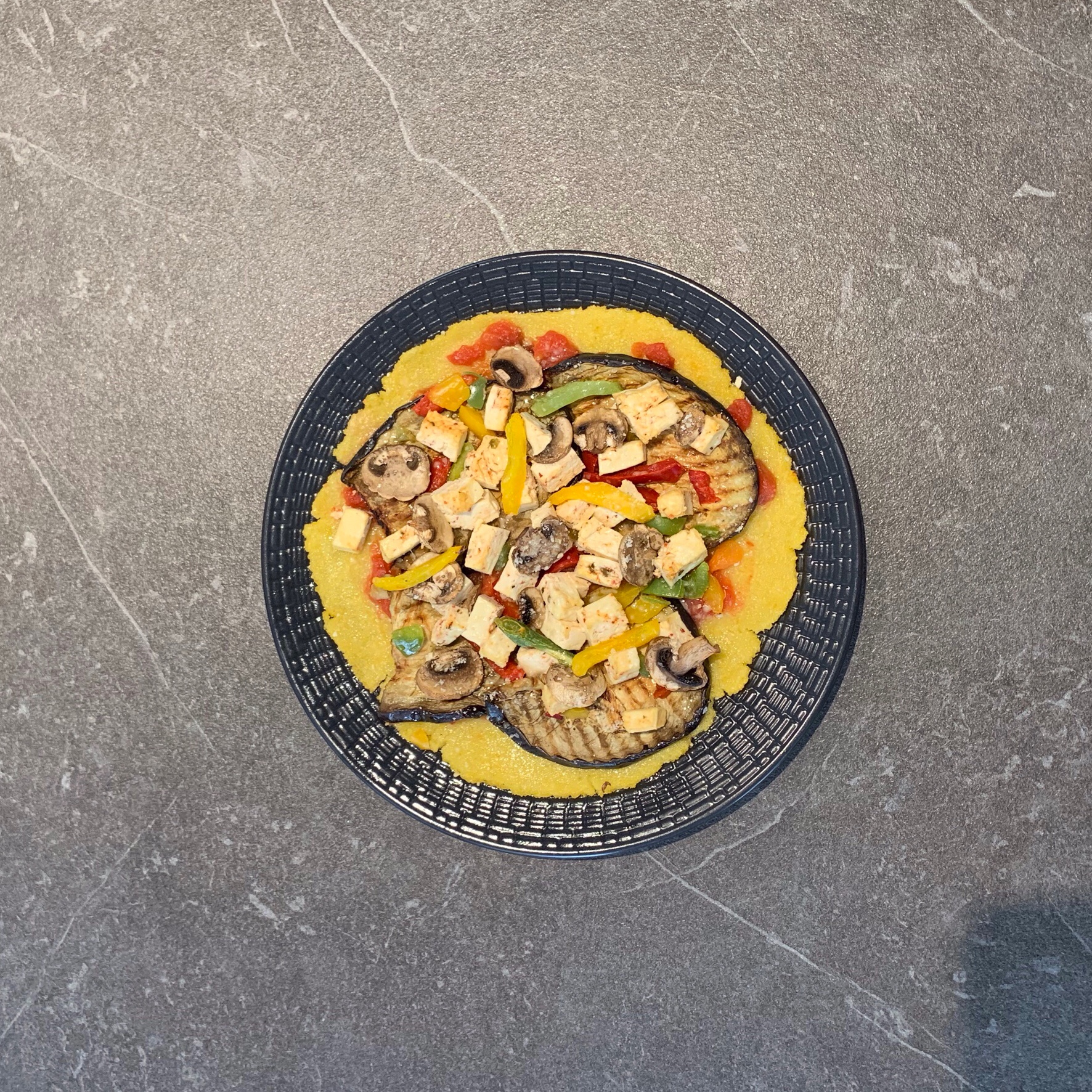 Pizza de polenta aux légumes