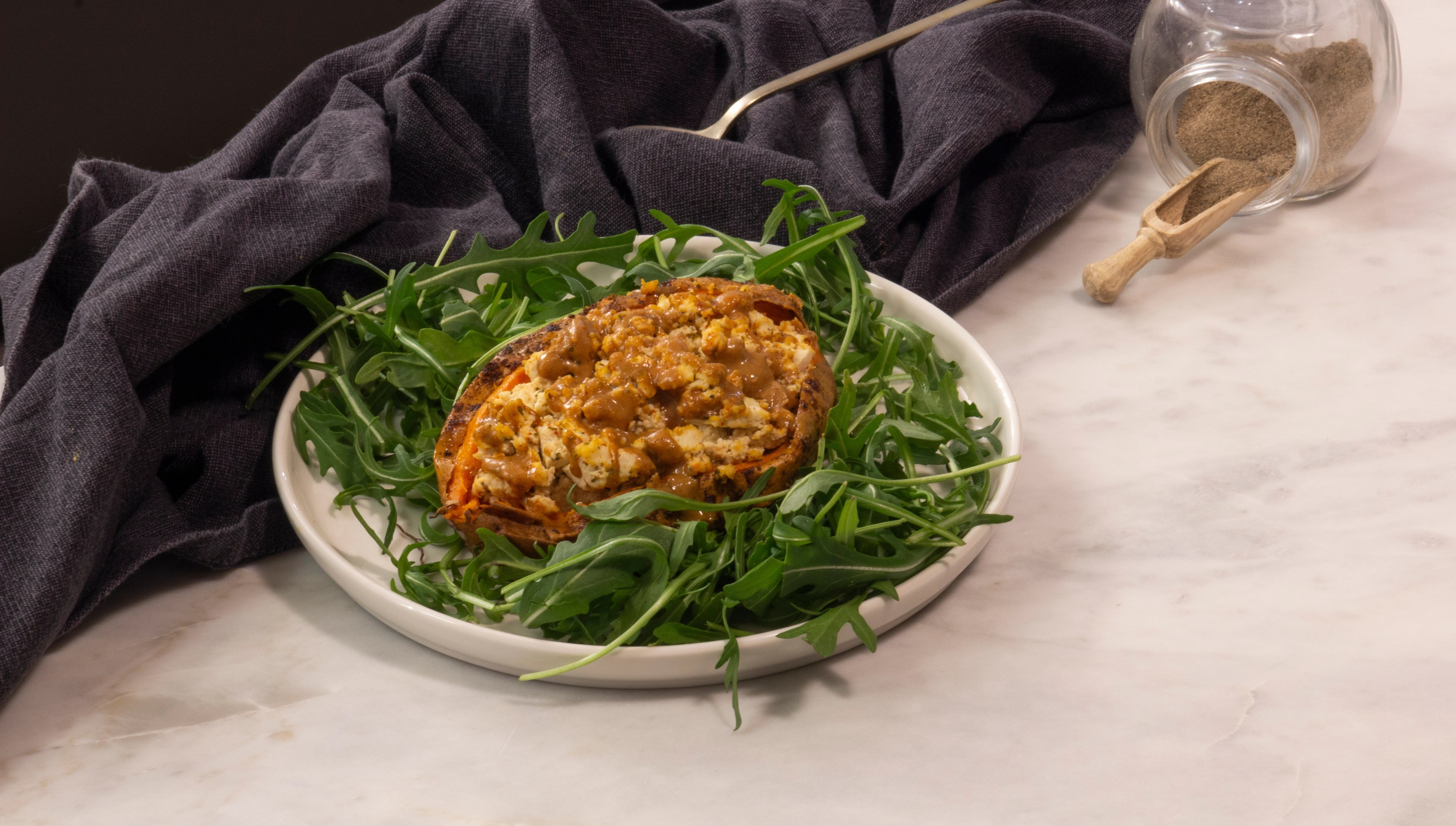 Patate douce farcie au tofu et beurre de cacahuètes